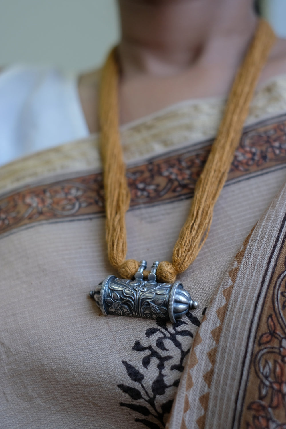 Flower Embossed Tabiz Pendant Thread Necklace