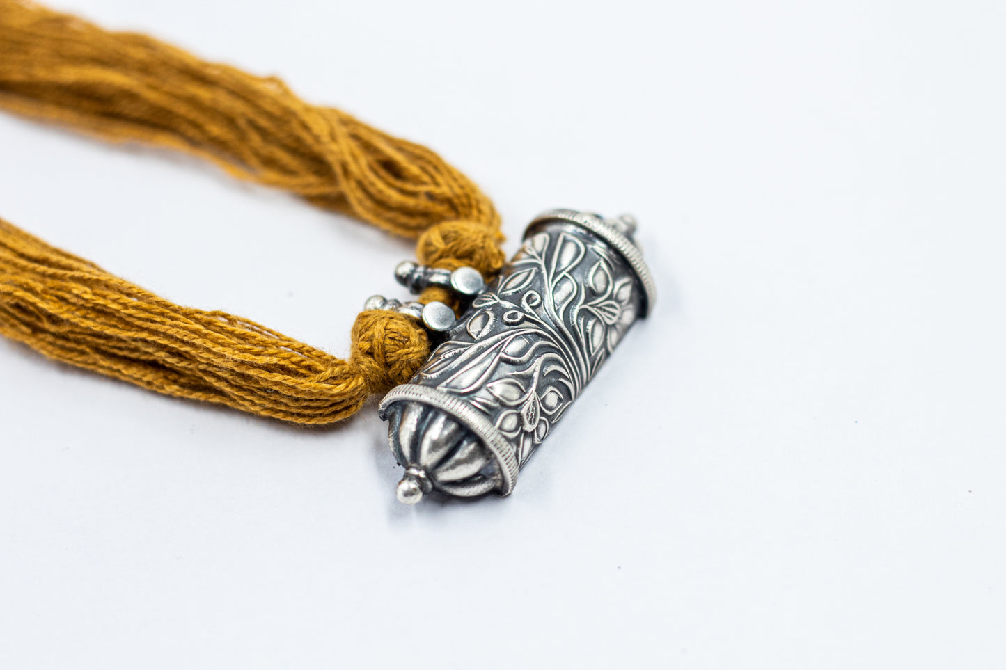 Flower Embossed Tabiz Pendant Thread Necklace