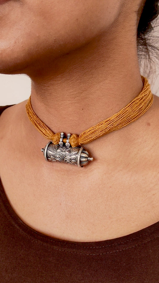 Flower Embossed Tabiz Pendant Thread Necklace