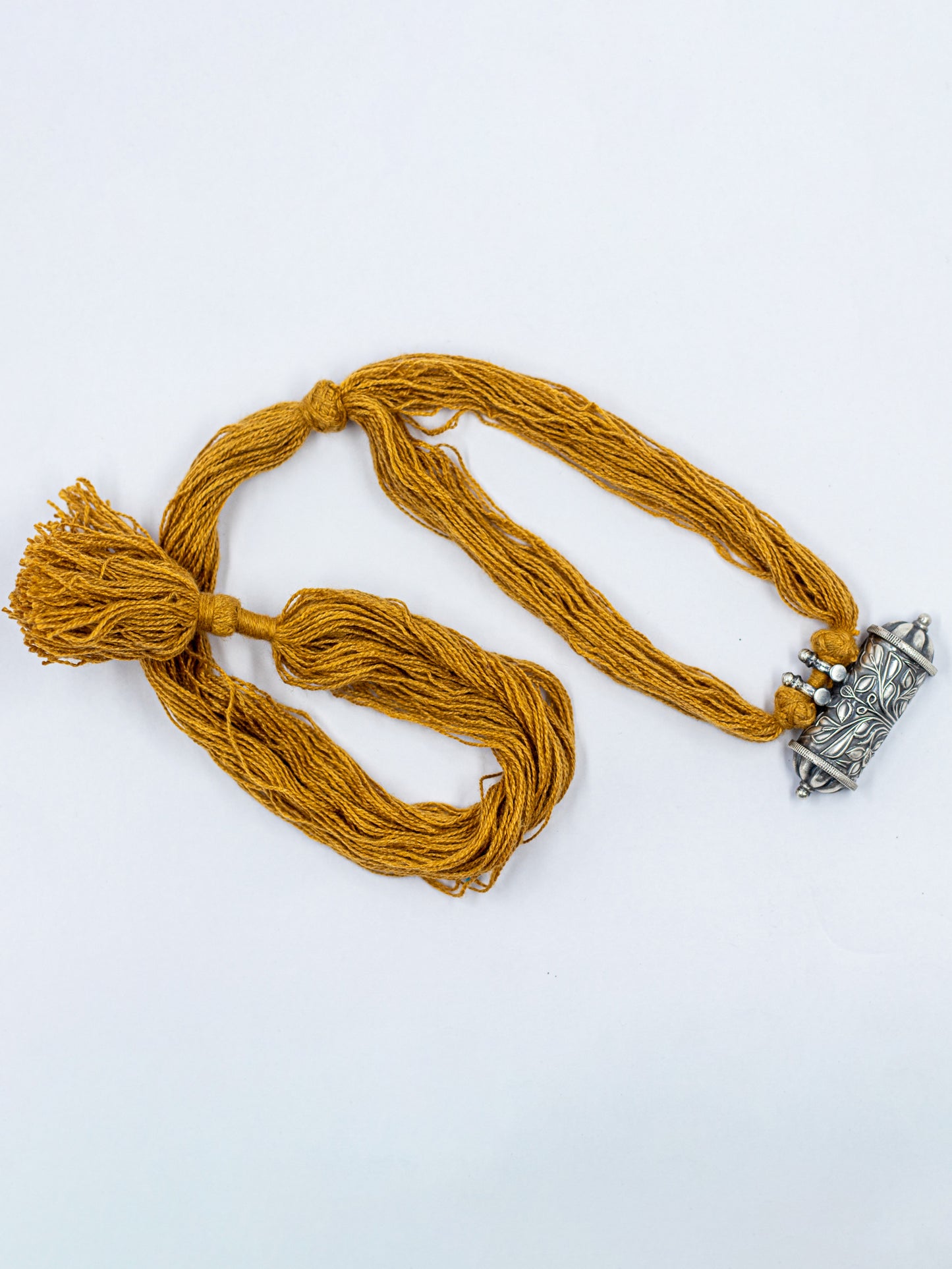 Flower Embossed Tabiz Pendant Thread Necklace