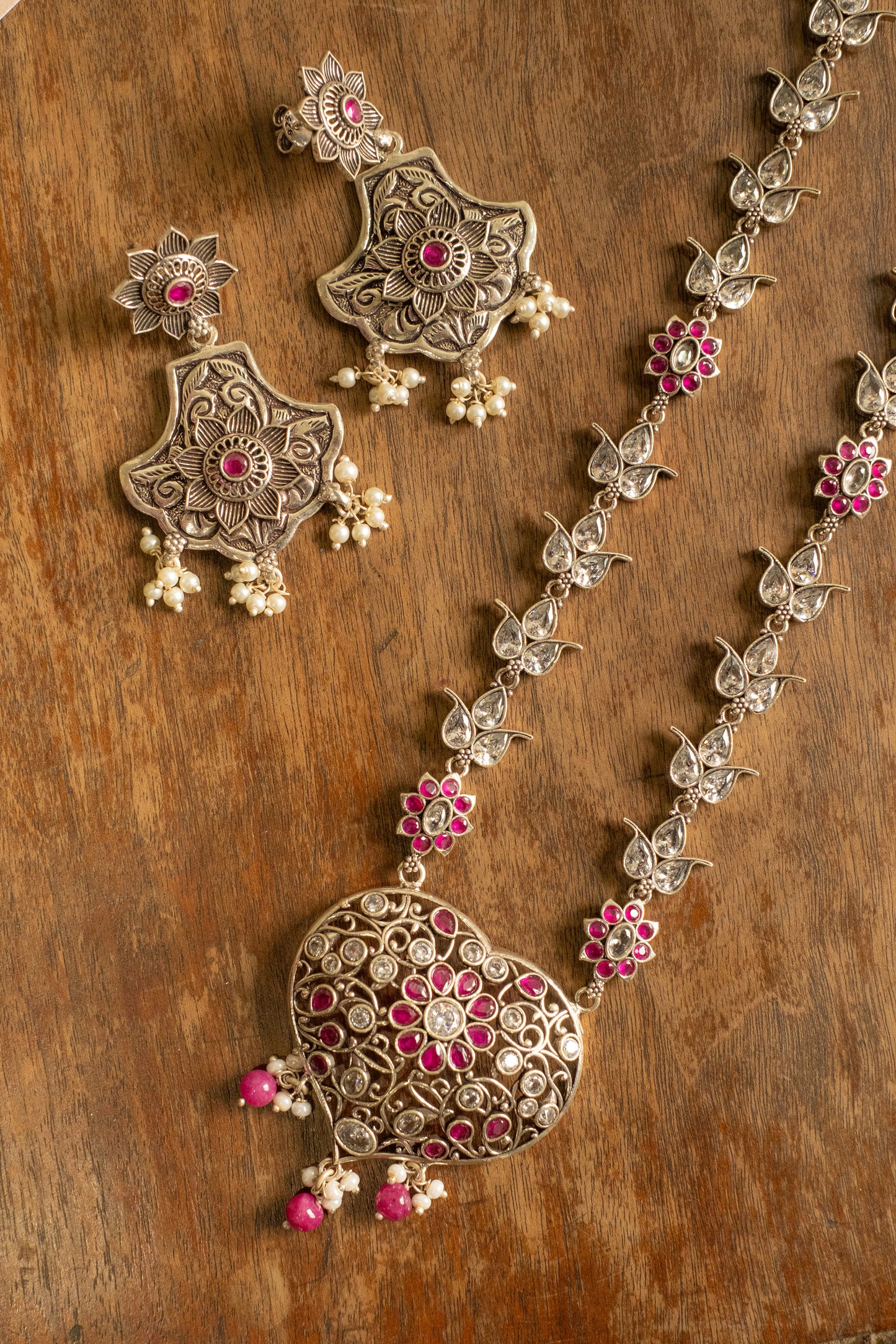 Red And Whiyte Crystal Floral Ranihaar