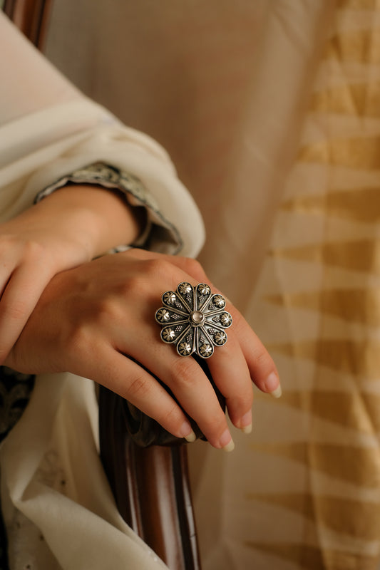 Elegant Silver Floral Ring