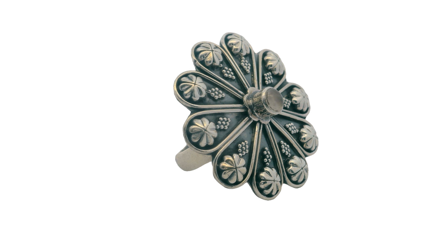 Elegant Silver Floral Ring