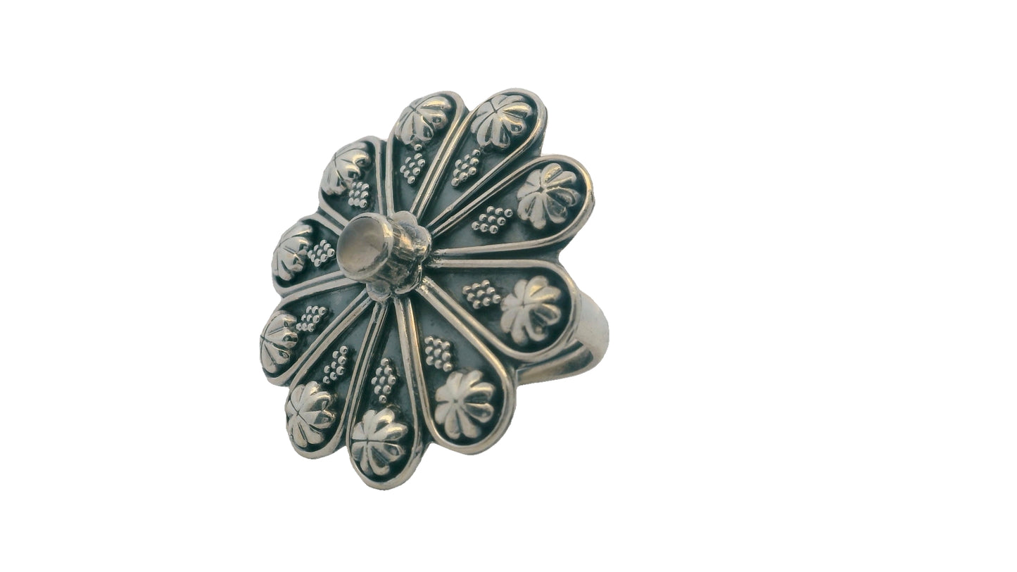 Elegant Silver Floral Ring