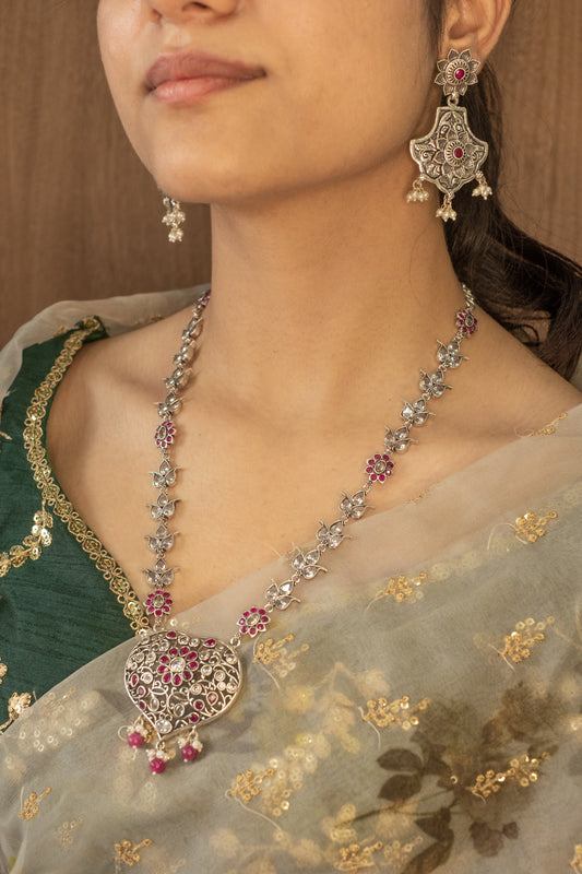 Red And Whiyte Crystal Floral Ranihaar